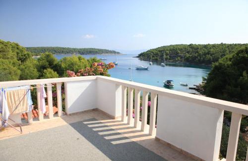 Cove Osibova (Milna) Apartment | Robinson Luce