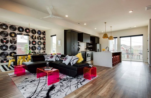 Nashville House | Rock N Roll Huge Space Games