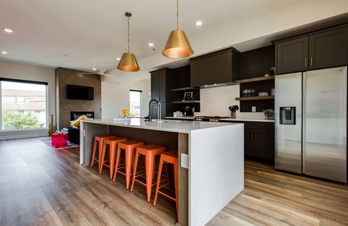 Nashville House | Rock N Roll Huge Space Games