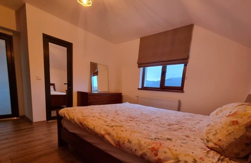 Rasnov Apartment | Rocktop Refuge In Rasnov