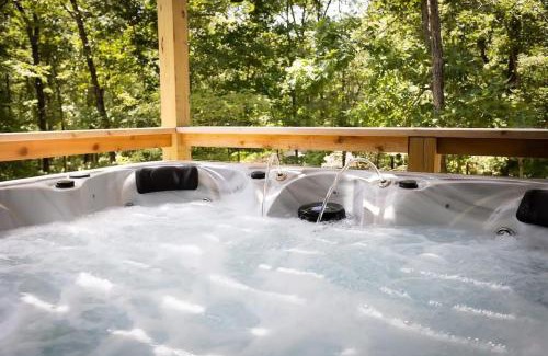 Bella Vista Ski Chalet | Rocky Ridge Chalet Hot tub Woodland views on the Back 40 Trail