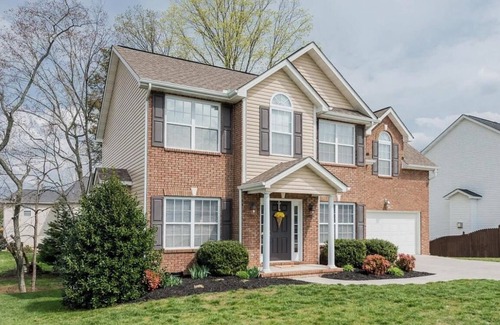 Ashley Oaks House | Rocky Top Refuge 15 minutes from UT, downtown, and Turkey Creek!