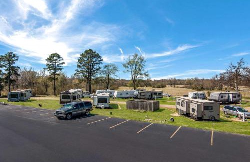 Broken Bow Hotel | Rodeway Inn Broken Bow-Hochatown