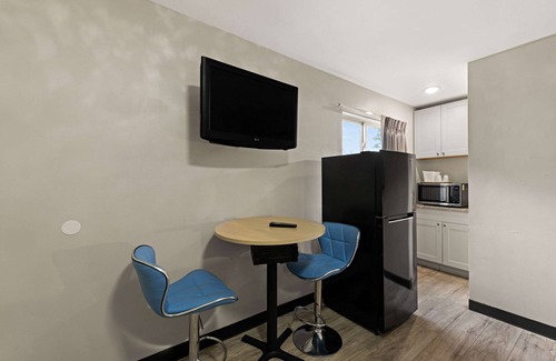 East Forest Hotel | Rodeway Inn Charlotte Independence Blvd.