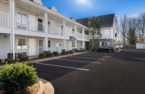 East Forest Hotel | Rodeway Inn Charlotte Independence Blvd