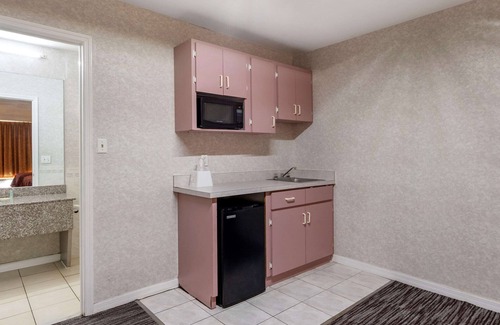 Clearwater Hotel | Rodeway Inn Clearwater - Largo