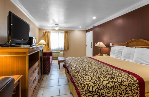 Cypress Hotel | Rodeway Inn Cypress - Buena Park