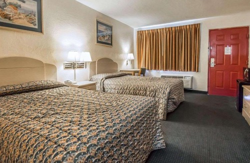 Gainesville Hotel | Rodeway Inn Gainesville - University Area