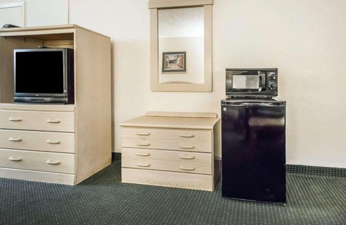 Gainesville Hotel | Rodeway Inn Gainesville - University Area