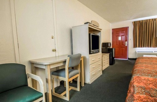 Gainesville Hotel | Rodeway Inn Gainesville - University Area