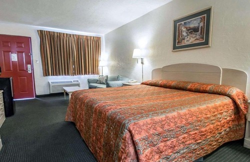 Gainesville Hotel | Rodeway Inn Gainesville - University Area