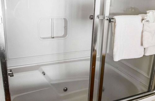 Huntington Station Hotel | Rodeway Inn Huntington Station - Melville