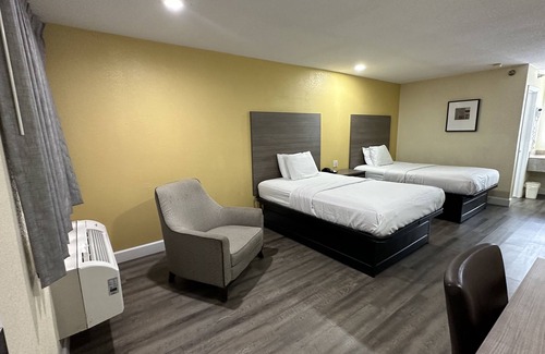 Brookhollow Hotel | Rodeway Inn & Suites Highway 290 Northwest