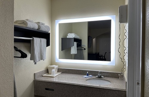 Brookhollow Hotel | Rodeway Inn & Suites Highway 290 Northwest