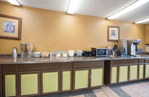 Colorado Springs Hotel | Rodeway Inn