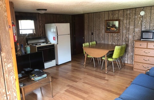 Ainsworth Cabin | Rolling Stone Lakeside Cabin 1: 2 Bedrooms
