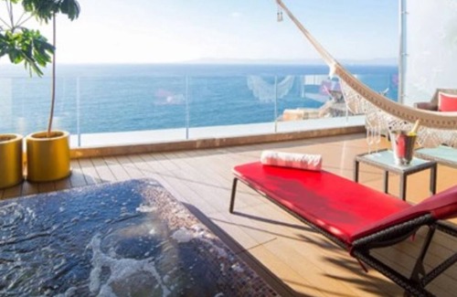 South Shore Hotel Area Apartment | Romantic adults-only luxury hotel with jungle landscape