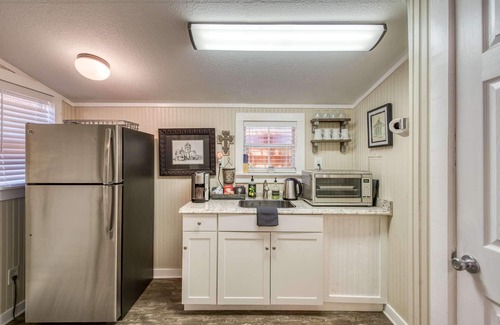 Vilano Beach Cabin | Romantic Cabin in Quiet Wooded Lot-Walk to peaceful Beach & Tennis park, Screened Porch, Deck, Grill