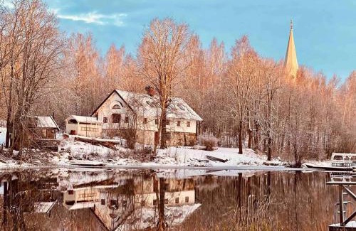 Stjarnsund House | Romantic Cabin right on the lake with fire place
