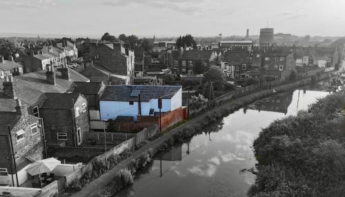Chester House | Romantic canal-side cottage with hot tub