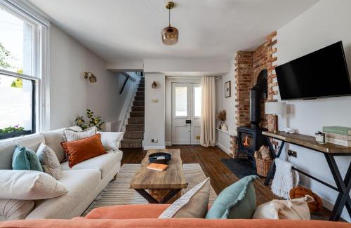 Chester House | Romantic canal-side cottage with hot tub