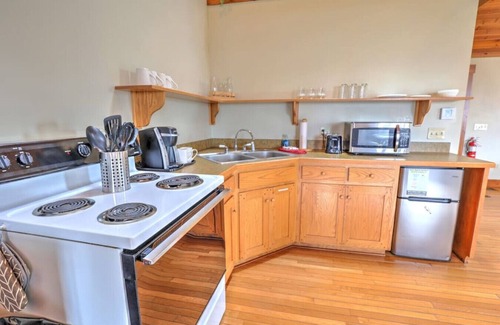 Millersburg Cottage | Romantic Cottage With Jacuzzi & Fireplace