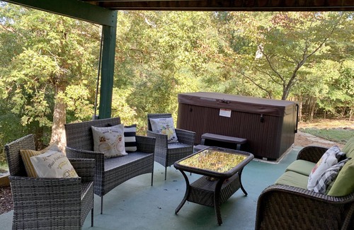 Gilbertsville House | Romantic getaway with hot tub!