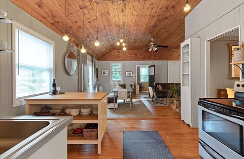 Pocono Pines Cabin | Romantic Pet-Friendly Bungalow in Pocono Pines