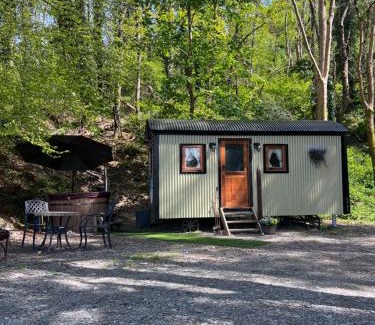 Dolgellau Ski Chalet | Romantic Shepherds Hut with Hot Tub in The Heart of Snowdonia