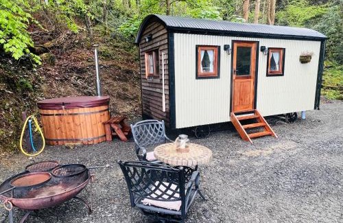 Dolgellau Ski Chalet | Romantic Shepherds Hut with Hot Tub in The Heart of Snowdonia