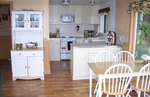 Somers Cabin | Romantic Somers Bay Boathouse with Dock