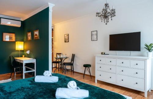 Vizivaros Apartment | Romantic Studio secret garden