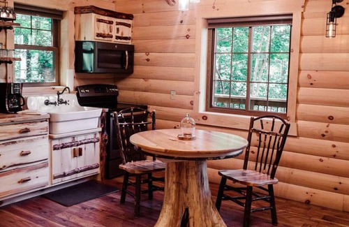 Millersburg Cabin | Romantic Treehouse Getaway with Breathtaking Views