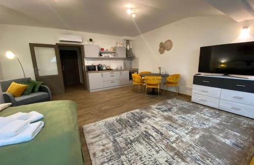 Hradec Kralove Apartment | Romantické studio v podkroví na Velkém náměstí, Wi-Fi, Netflix