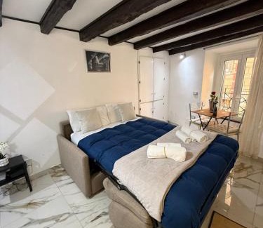 Rione VI Parione Apartment | Rome Nest at Campo De Fiori and Navona Square