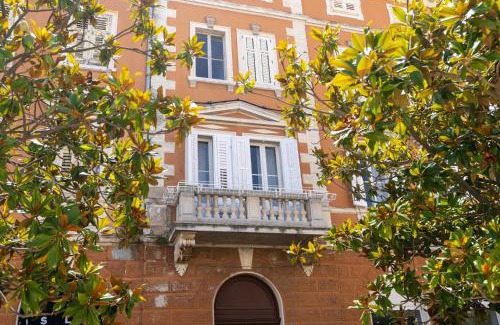 City Center Apartment | Romeo and Juliet Apartment with Balcony and Sea View