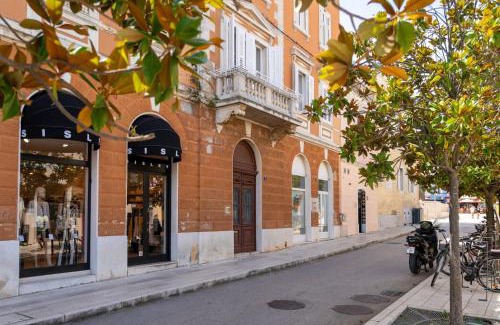 City Center Apartment | Romeo and Juliet Apartment with Balcony and Sea View