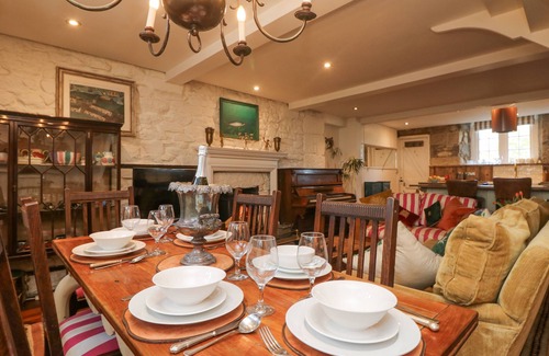Goldsithney House | RONCON'S VILLA, pet friendly, with hot tub in Goldsithney