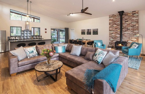 Margaret River House | Roo’s Leap Retreat Spacious, modern home on a tranquil bush block