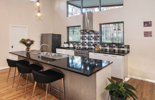 Margaret River House | Roo’s Leap Retreat Spacious, modern home on a tranquil bush block