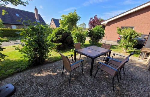 Neufeld House | Roof house by the North Sea with an enclosed garden, directly behind the dike