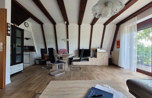 Neufeld House | Roof house by the North Sea with an enclosed garden, directly behind the dike