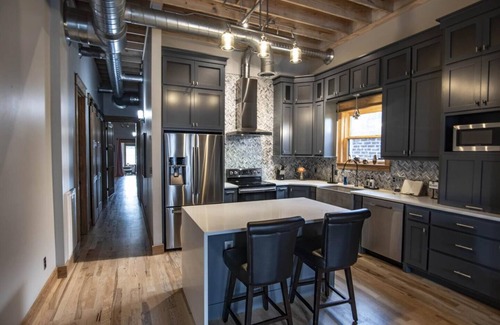 McMinnville Condo | Roof Top On MainnDowntown/McMinnville, TN