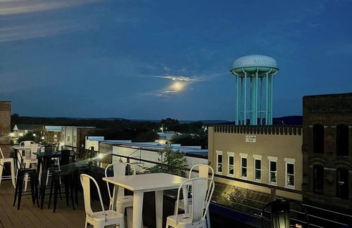 McMinnville Condo | Roof Top On MainnDowntown/McMinnville, TN