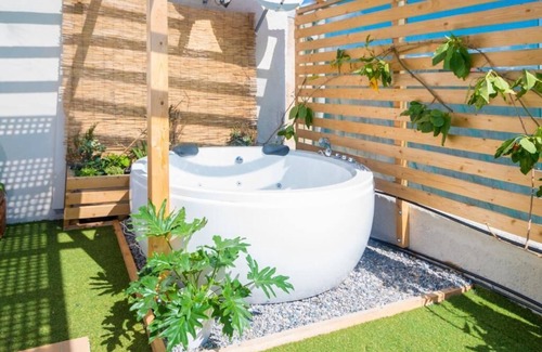 Palaiochora Apartment | Roofgarden home w/jacuzzi