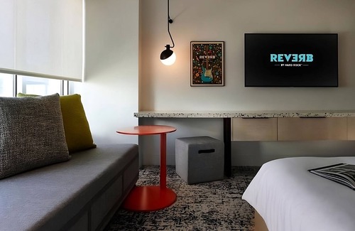 Downtown Atlanta Hotel | Rooftop Bar Onsite! Skyline View w/Captivating Atmosphere! Parking Available!
