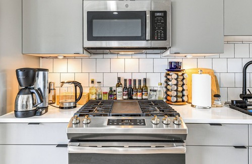 Park View Condo | Rooftop Deck w/City Views: Walkable DC Getaway!