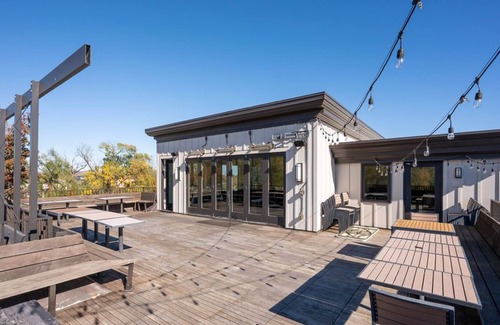 Wayland Park Apartment | Rooftop Penthouse Overlooking VA Wine Country/Mountain Views/Dtwn Crozet