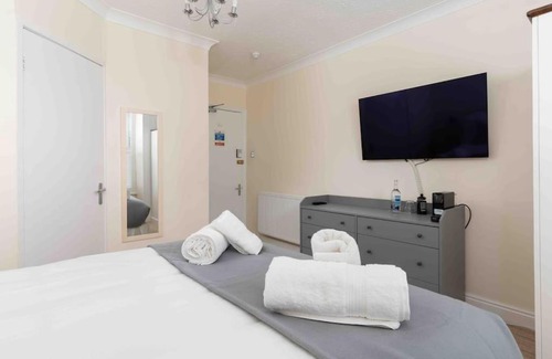 Marazion Apartment | Room 4, Hotel style double bedroom in Marazion