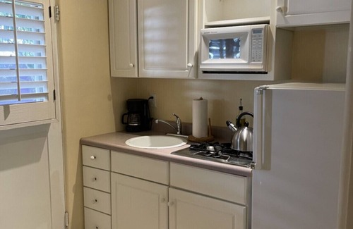 Downtown Palm Springs Apartment | Room 5️⃣ studio in a boutique hotel with kitchen by the pool in downtown PS